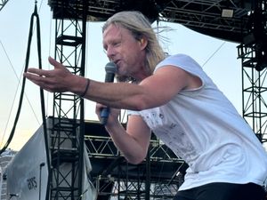 2024년 7월 30일, 도움을 주는 친구들 투어의 일환으로 뉴욕 시의 피어 17에서 스위치풋의 존 포먼