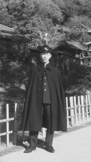 망토와 가쿠란을 입은 다이쇼 시대 학생.