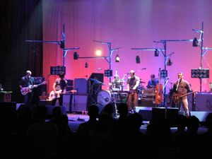 모디스트 마우스 멤버들이 콘서트에서 공연하는 모습