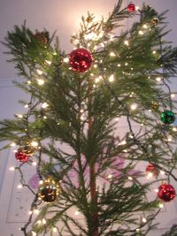 크리스마스 트리의 장신구로 사용된 디스코 미러 볼 미니어처들.