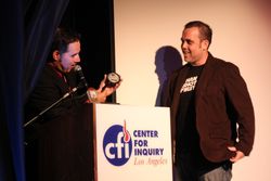 Center for Inquiry와 IIG의 이사인 제임스 언더다운이 2010년 8월 21일에 작가 에드 파울러에게 상을 수여하고 있다.