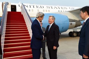 맥스 보커스가 2016년 6월 베이징 수도 국제공항에서 존 케리 미국 국무장관을 맞이하고 있다