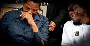 키크웨테 대통령이 핀다 총리와 그의 고향에서 가벼운 시간을 보내고 있다.