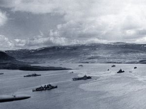 1942년 아이슬란드 Hvalfjord(Hvalfjord) 항구에 정박한 호송선 PQ 17(Convoy PQ 17)의 호위 세력