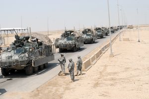 2010년 이라크 전쟁 중 이라크와 쿠웨이트 사이를 이동하는 스트라이커 장갑차 호송대