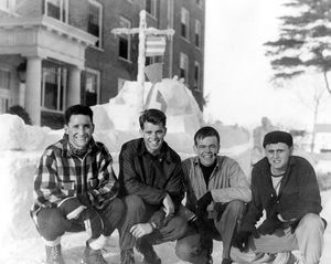 로버트 F. 케네디 (왼쪽에서 두 번째), 겨울 축제 기간 중 스미스 홀 앞에서