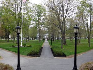 졸업 주간 동안 해손 홀에서 바라본 풍경, 역사적인 쿼드를 내려다보며, 린드홀름 하우스(입학처)를 정면으로 바라보고 있다