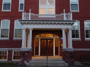 로저 윌리엄스 홀 입구