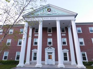 베이츠 칼리지의 중앙 행정부, 레인 홀