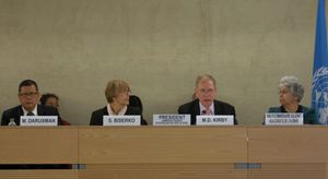 위원회 위원인 마르주끼 다루스만, 소냐 비세르코, 마이클 커비가 유엔 인권 이사회에서 보고서를 발표하는 모습.