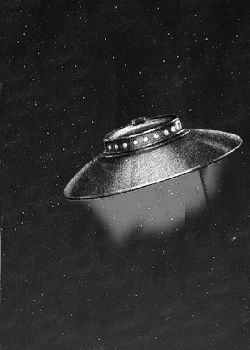 21세기 애니메이션에서 밤하늘을 배경으로 한 비행 접시는 1935년 시어스 랜턴의 일부로 밝혀졌다.