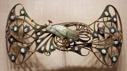 공작 가슴 장식; 르네 라리크(René Lalique); 1898-1900; 금, 에나멜, 오팔과 다이아몬드; 칼루스트 굴벤키안 박물관(리스본, 포르투갈)