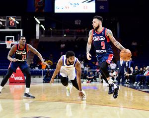 크리스 치오자가 2019년 Go-Go에서 뛰고 있다