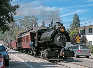 빅 트리 철도 관광 열차가 샌타크루즈 체스넛 스트리트에서 운행