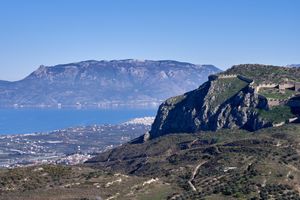 아크로코린토스 요새, 그 뒤로 코린트와 코린트 만이 보인다.