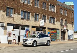 2020년 8월 28일, 폭동 이후 주민들이 판자로 막힌 건물에 페인트칠을 하고 있다.