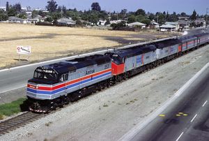 암트랙 EMD F40PHR 257이 1980년 애그뉴에서 코스트 스타라이트를 이끌고 있으며, EMD SDP40F 2대가 뒤따르고 있다.