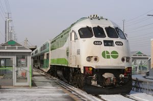 새로운 GO 트랜짓 도색의 MPI MP54AC 기관차. GO 트랜짓은 현재 이 모델의 유일한 운영업체이다.