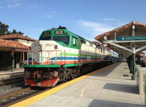 2013년 할리우드역에 있는 Tri-Rail M-K F40PHL-2 803호