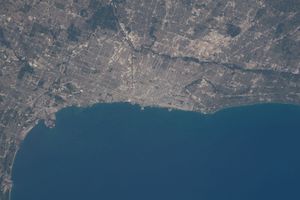 국제 우주 정거장에서 촬영; 시카고 시내는 호수를 중심으로 중앙에 위치