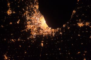 국제 우주 정거장(ISS) 37차 원정에서 촬영한 쿡군(일리노이주)과 인접한 군(郡)들, 2013년.