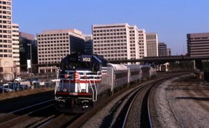 1999년 크리스탈 시티를 통과하는 버지니아 레일웨이 익스프레스 열차