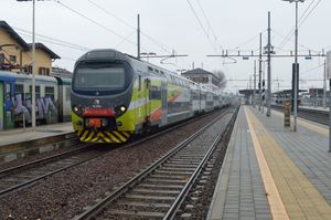 밀라노 교외선 S5 노선의 트레빌리오역에 있는 전기 동차