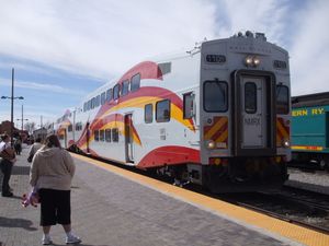 앨버커키의 푸시풀 방식 통근 열차 (뉴멕시코 레일러너 익스프레스). 객차에도 운전석이 갖춰져 있으며, 반대쪽에 연결된 MPI MPXpress형 디젤 기관차를 조작하여 뒤에서 밀어 운행한다.