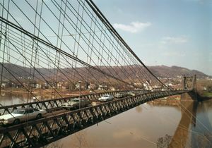 휠링 서스펜션 브리지