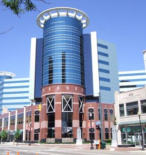 캘러머주의 래디슨 플라자 호텔 & 스위트는 컨벤션 장소로 인기가 많다.