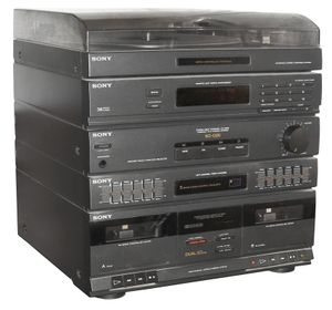 1980년대 후반의 소니 "미디" 하이파이. 별도의 구성 요소처럼 보이지만, 이 제품은 레코드 플레이어, 듀얼 카세트 테이프 데크, 디지털 튜너, 통합 이퀄라이저가 있는 앰프를 갖춘 올인원 장치이다. CD 플레이어를 통합한 다른 미디 시스템도 이 시점에는 점점 더 흔해졌다.
