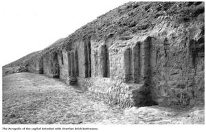 아르타크사타 발굴 현장의 옛 사진과 우라르투 건물