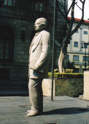 멕시코 의회 앞 세바스티안 레르도 데 테하다 기념비