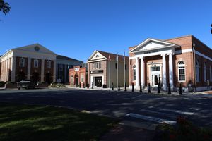 The Circle에 있는 건물들, 법원 청사 및 시청 포함