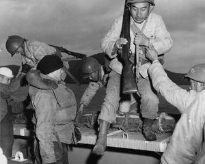 미군에 의해 다천 군도에서 철수하는 중화민국 군인, 1955년 3월 2일