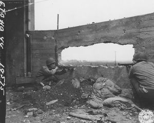 제357연대가 파괴된 벽 뒤에서 몸을 숨기고 적 저격수를 감시하는 모습, 프랑스 메지에르 레 메츠 근처.