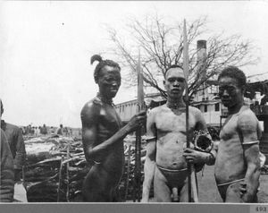 창, 목걸이 및 팔찌를 착용한 딩카 남자들