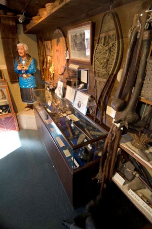 미국 내 아메리카 원주민에 의해 소유 및 운영되고 있는 박물관 중 가장 유서가 깊은 모히건 부족 박물관. 글래디스 탠터퀴전은 형제인 해럴드와 부친 존과 함께 1931년 코네티컷주 언캐스빌에 박물관을 설립해 모히건 부족의 보물 등을 보관하고자 했다.