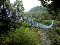 오만대 현수교}}