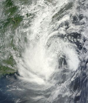 타이완 상공의 강한 열대 폭풍 사올라