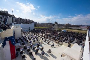 바이든 대통령이 사회적 거리두기를 지키며 앉은 참석자들에게 취임사를 전달하고 있다.