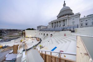 연방 의사당 앞 대통령 취임식장 준비