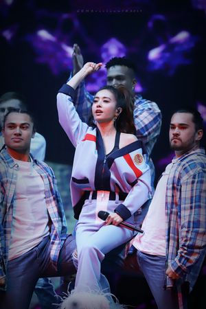 차이 이린이 2018년 12월 제12회 미구 뮤직 어워드에서 "J-Game"을 공연했다.