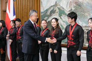 류샤오밍 주영국 중국 대사가 주영국 중국 대사관에서 중국 국립 청소년 오케스트라 단원들을 맞이하는 모습