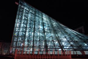 샤오치의 머리 장식의 모델이 된 메이리다오 역 지상 출구의 "기도"