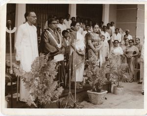 암살 2일 전인 1959년 9월 23일, 부인 시리마보 등과 함께 캔디에서 찍은 사진