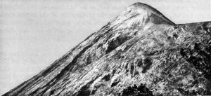 1899년 아카테낭고 산과 분리된 안부에서 바라본 푸에고 화산 정상. 앨프리드 퍼시벌 모즐리가 촬영.