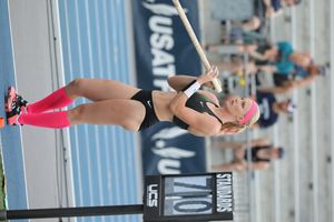 샌디 모리스가 2018년 USATF 선수권 대회에서 아이오와주 데모인 드레이크 스타디움에서 경기를 하고 있다.