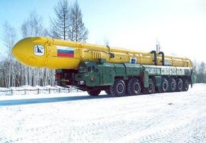 발사대로 이동하는 Start-1 TEL