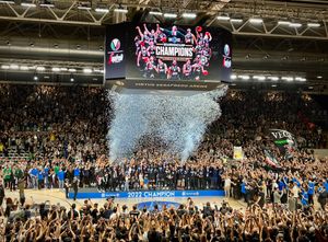 벨리넬리와 팀 동료들이 2022년 유로컵 우승을 축하하고 있다.